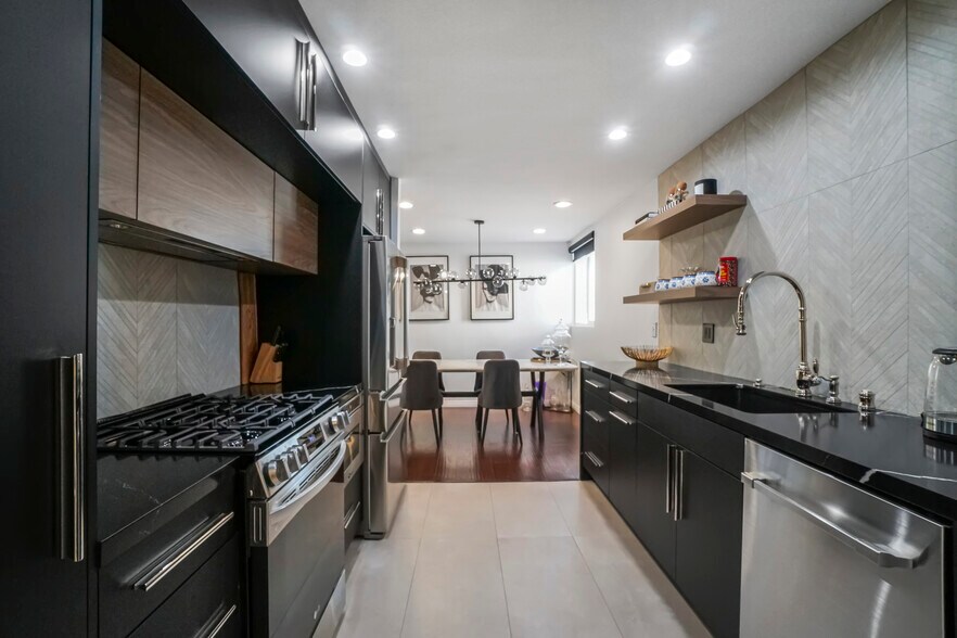 Kitchen - 22041 Costanso St