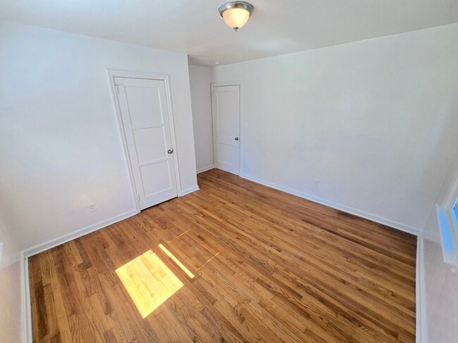 Building Photo - CHARMING 2 BEDROOM SINGLE FAMILY