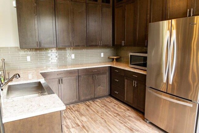 Building Photo - Beautiful 2 bedroom, super cute floorplan, laundry room with full size washer and dryer!