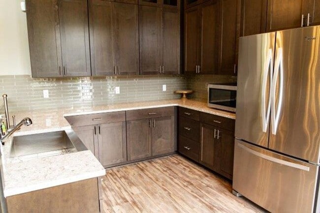 Building Photo - Beautiful 2 bedroom, super cute floorplan,...