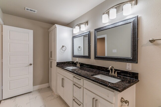 Building Photo - 310 Ditto Ave