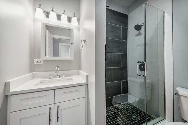 Building Photo - Gorgeous, Updated Duplex 2bd/2bth, Wicker Park Avail 5/1