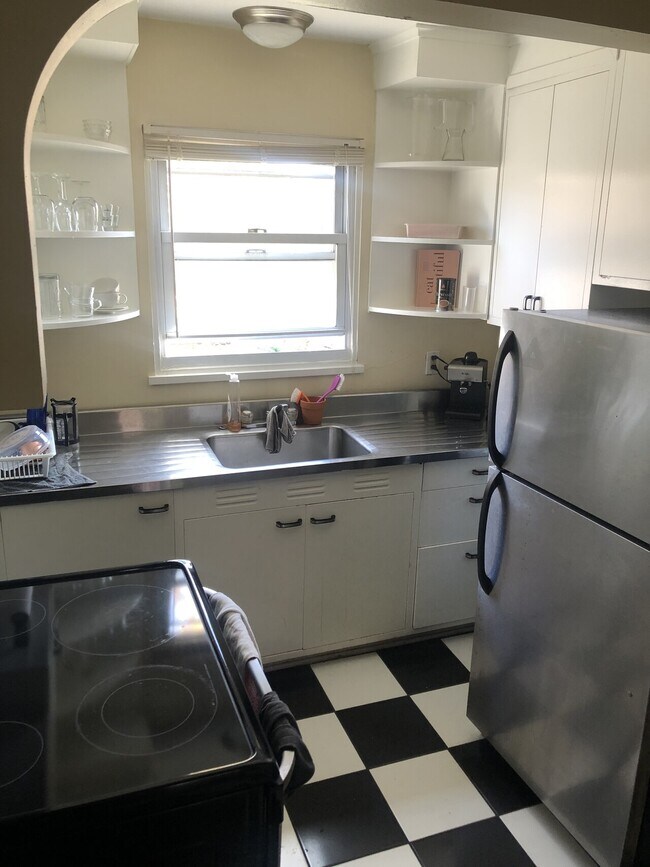 Building Photo - 877 Farmington Ave