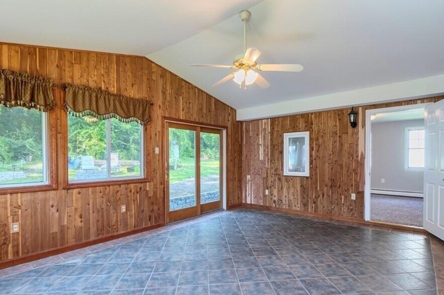 Building Photo - 142 E Meadow Rd