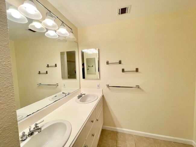 Building Photo - 2BD/2BA Spacious Crocker Amazon Condo, Gat...