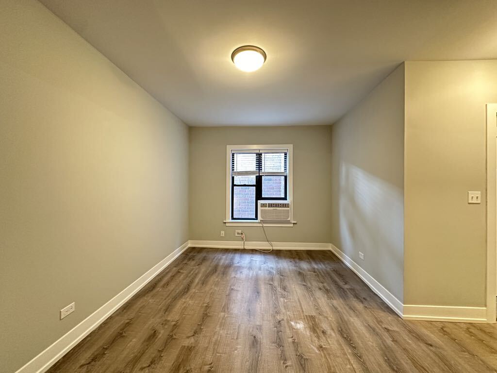 Building Photo - 546 W Belden Ave