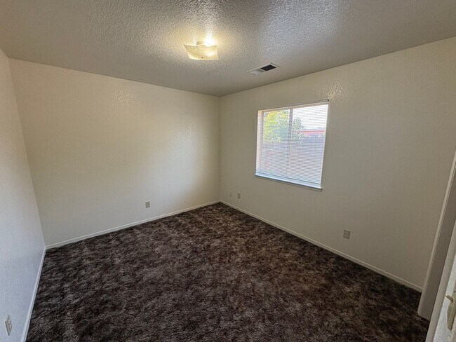 Building Photo - NW Visalia Home with Alley Access Rent Ready!