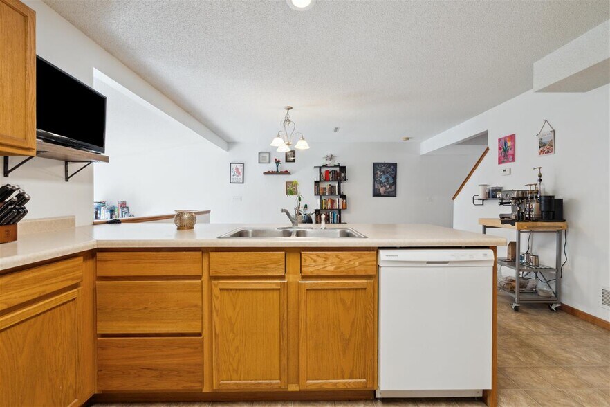 Building Photo - 533 E Goldfinch Dr