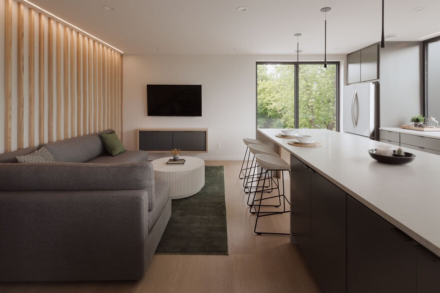 Building Photo - Little Mod