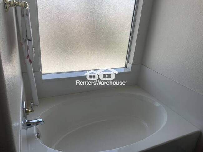 Building Photo - Hillcrest Beauty 4bed 3bath P00L Grass Bac...