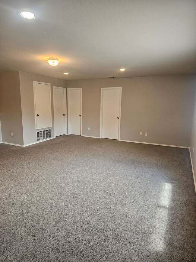 Building Photo - 3 BR/2.5BA | Updated Single Family Home | 2-Car Garage Parking | In Grand Prairie!