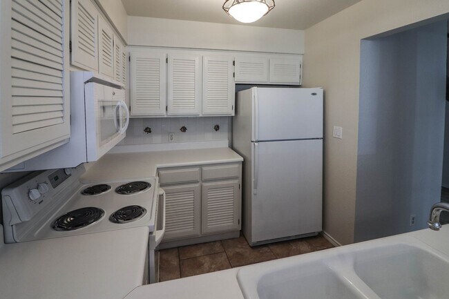 Building Photo - Lovely South Tulsa location close to shopping and restaurants