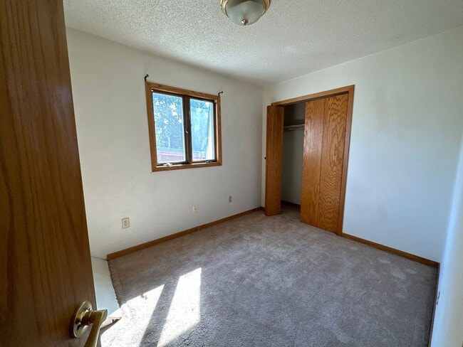 Building Photo - 4 Bedroom House!