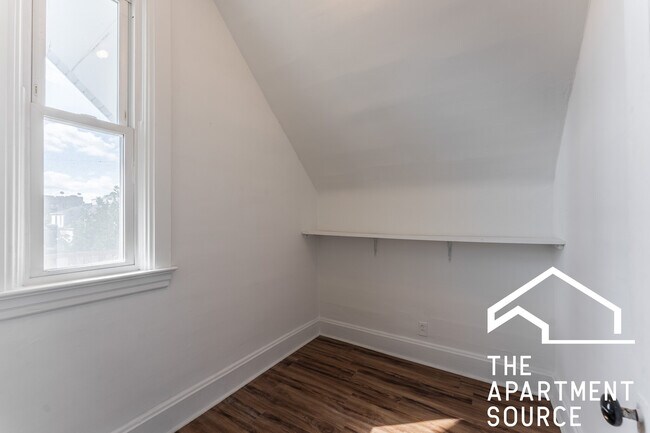 Building Photo - 2853 W Dickens Ave
