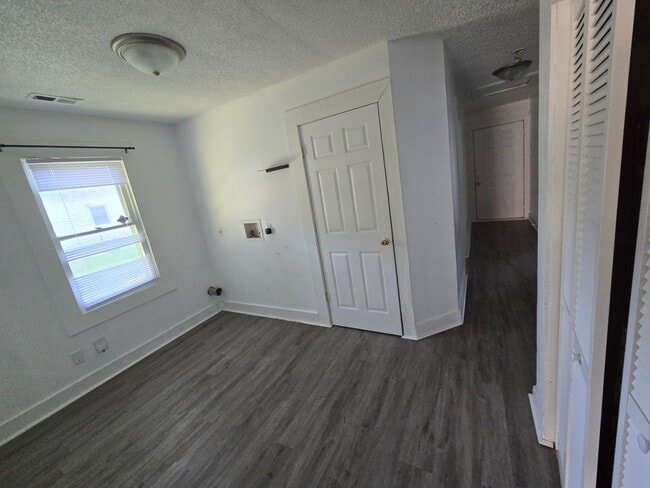 Building Photo - Adorable 3 bed 1 bath house! Spacious unit!