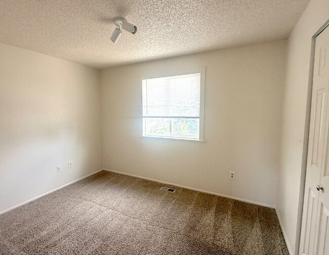 Building Photo - Spacious 4 Bedroom Home in Meadowood Neighborhood in East Aurora and Minutes to Buckley SFB