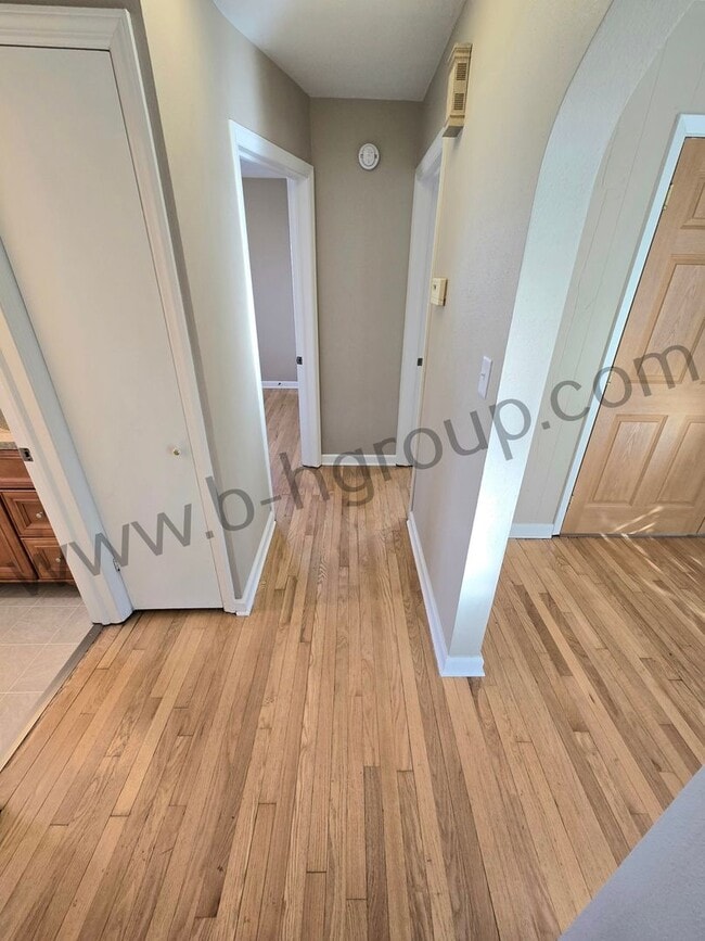 Building Photo - Great Location!