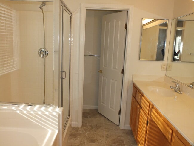 Building Photo - 3/2 1700 sf home within walking to EDH Tow...