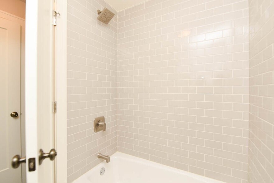 Building Photo - 640 W Wrightwood Ave
