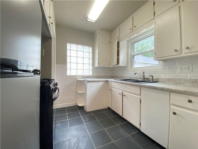 Building Photo - Charming 3 Bedroom 1.5 Bath Home