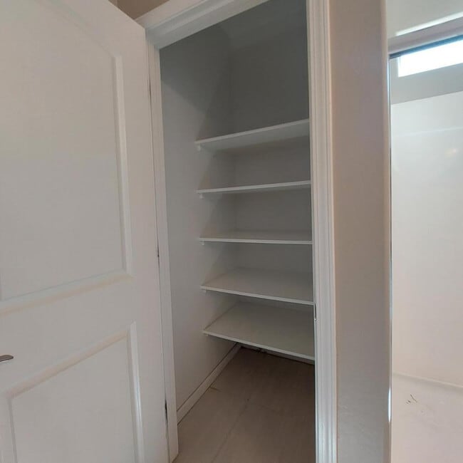 Building Photo - 1025 S 200th Ln