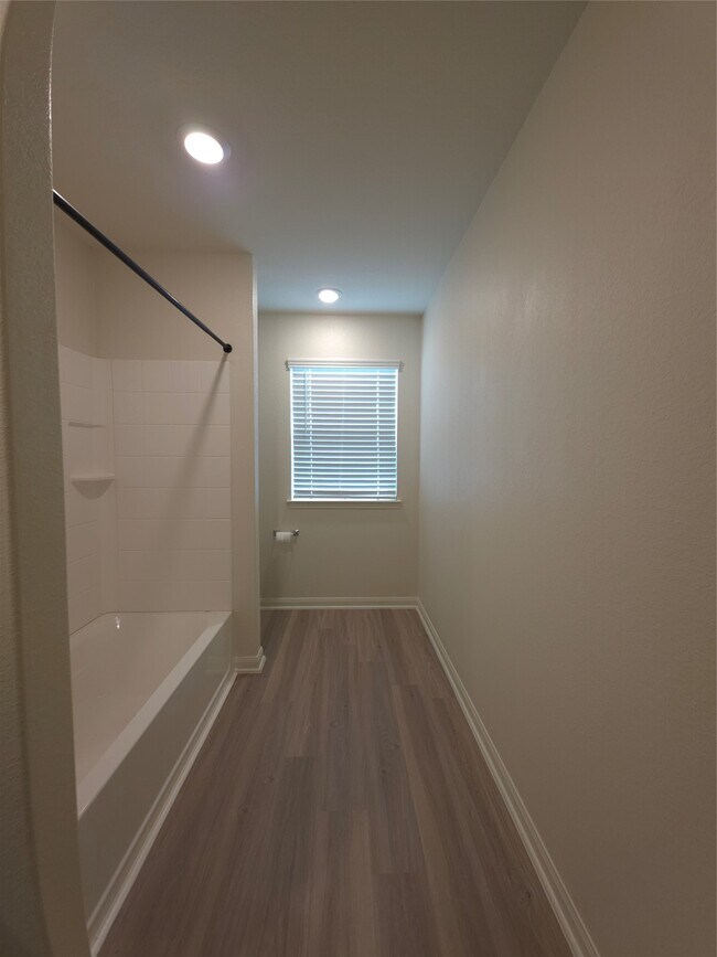 Building Photo - 305 Lone Mountain Dr