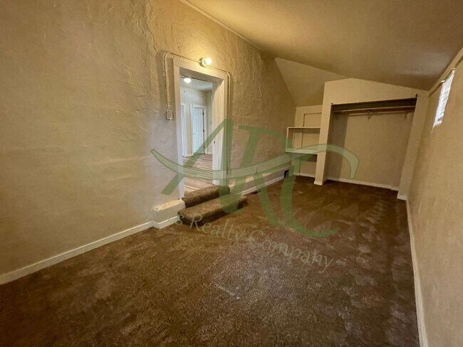 Building Photo - 920 Damson St