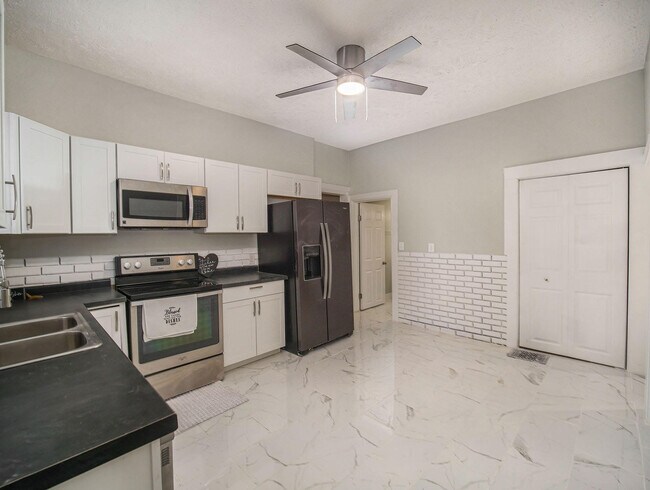 Building Photo - 606 N 8th St