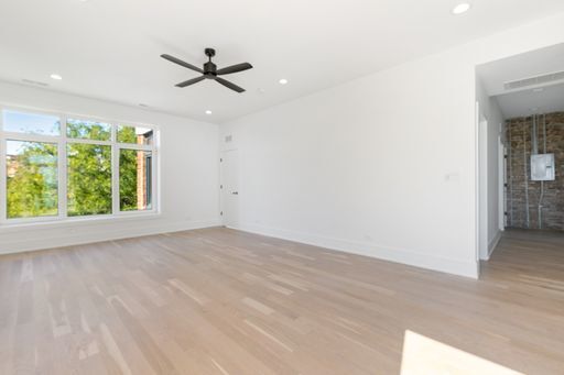 Building Photo - 7729 N Eastlake Terrace