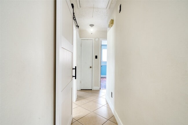 Building Photo - 1323 Oakengates Dr