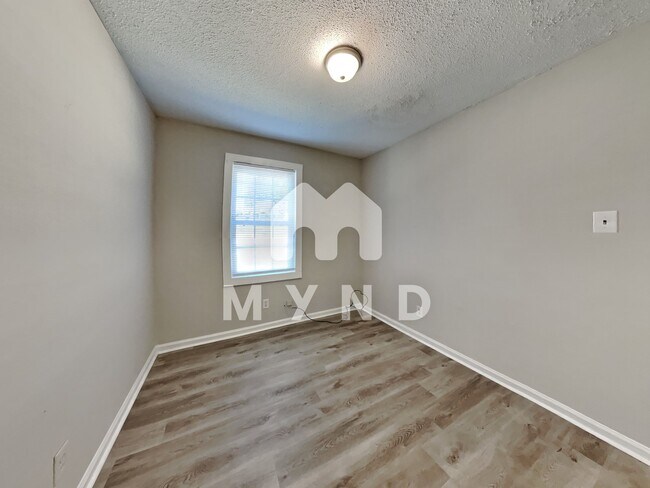 Building Photo - 1600 Poole Rd Unit A