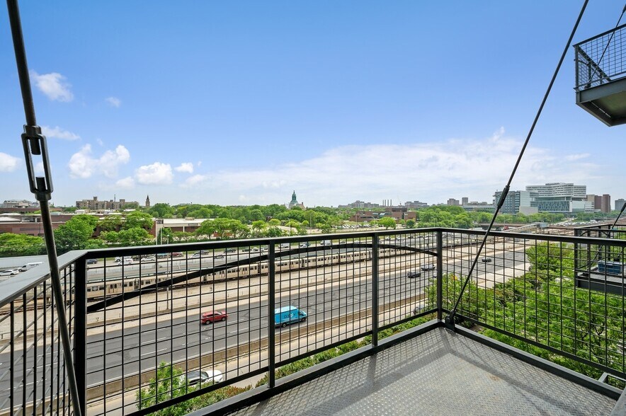 Building Photo - 1224 W Van Buren St