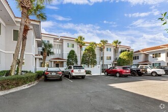 Building Photo - 2 Bedroom, 2 Bathroom Condo - 1.5 Blocks F...