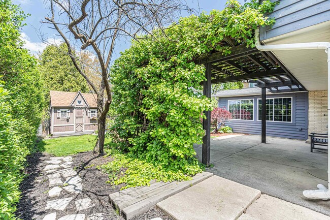Building Photo - 1004 E Callero Cir