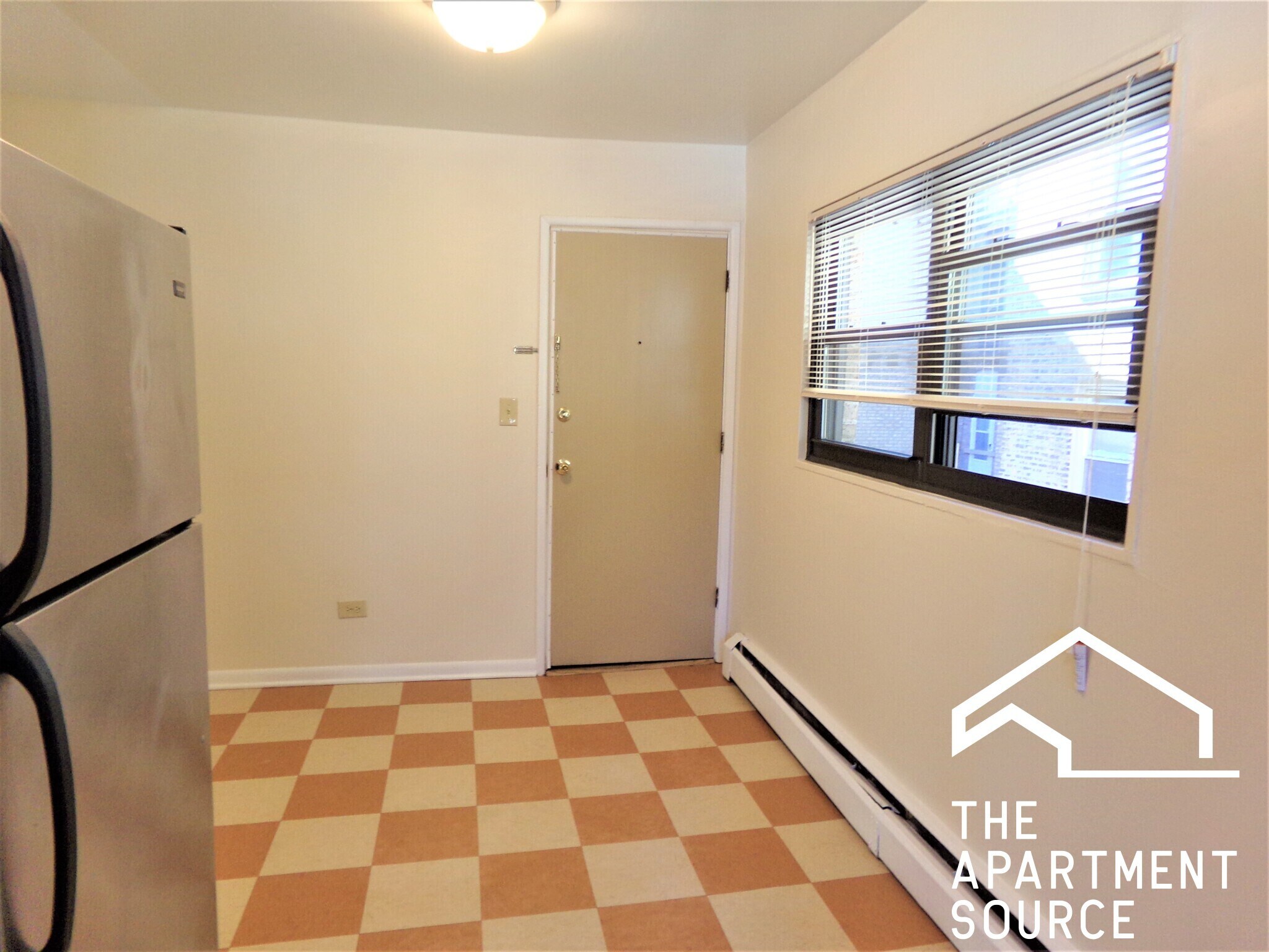 Building Photo - 1644 W Sherwin Ave