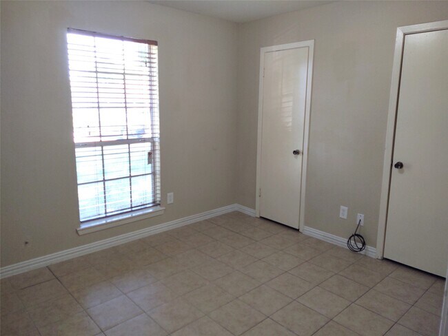 Building Photo - 2515 Heritage Colony Dr