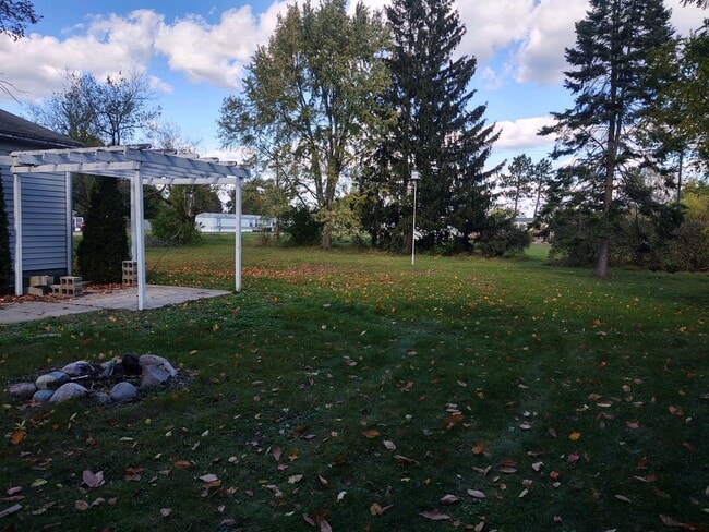 Building Photo - Adorable Home in Cadillac on Clam Lake Gre...