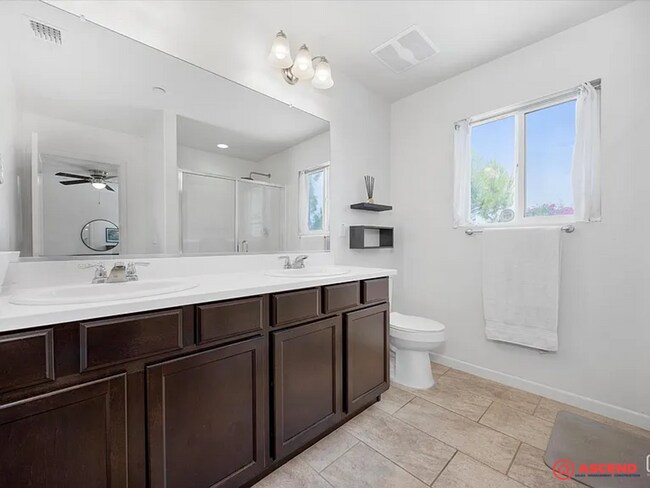 Building Photo - Stunning 4 Bedroom in Southwest Bakersfield!