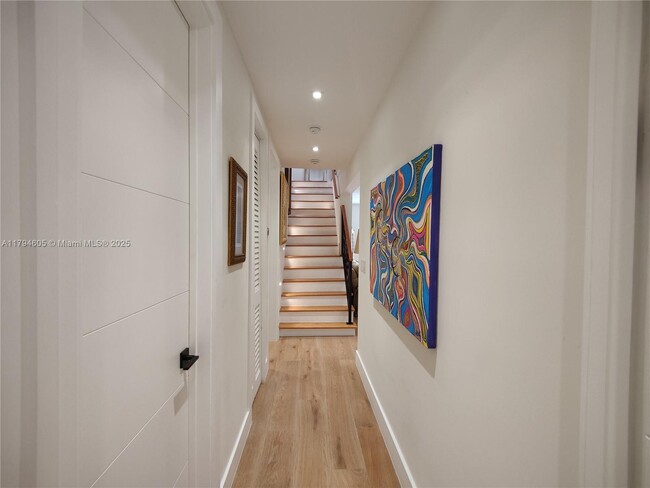 Building Photo - 1823 S Bayshore Ln