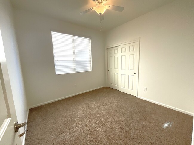 Building Photo - Vail School District hard to find 5 bedroo...