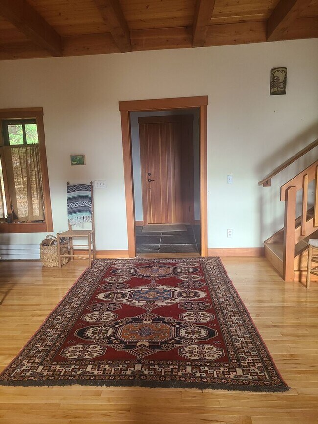 Building Photo - Lovely Rental Home on Cady Mountain