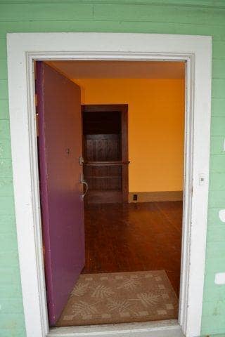Building Photo - Beautiful, spacious Craftsman, Owner pays Yard Care, Laundry on site