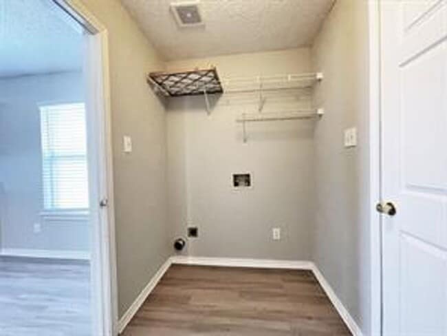 Building Photo - 10910 Red Cedar Dr