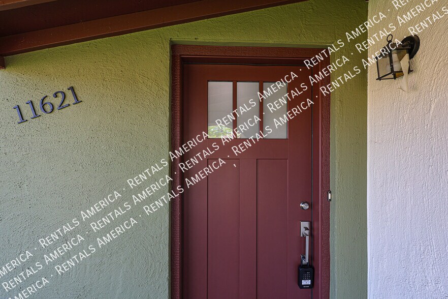 Building Photo - 11621 N 30th St