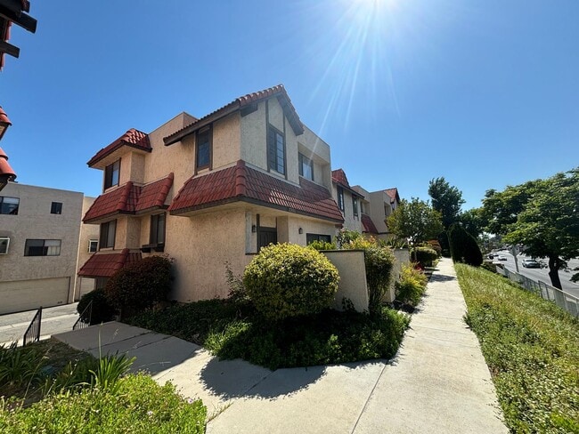 Primary Photo - Spacious 3-Bedroom Townhome with Community...