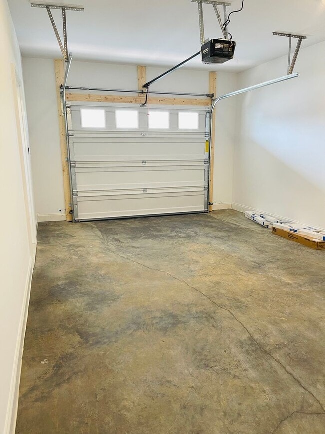 Building Photo - Like New Townhouse for Rent - END UNIT