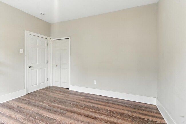 Building Photo - 217 44th St