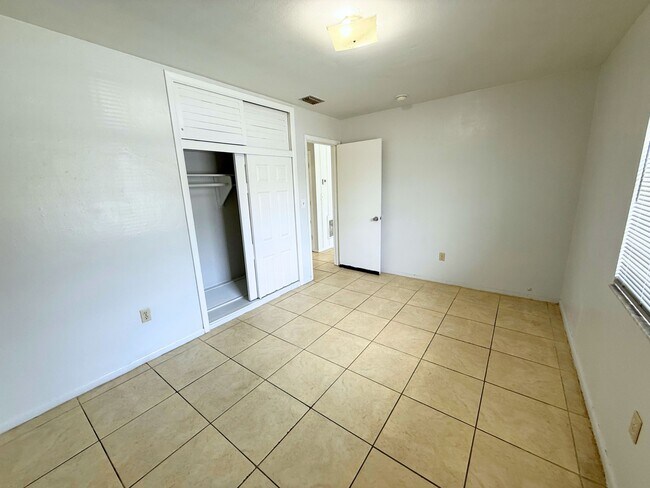 Building Photo - 15410 NW 32 Ct