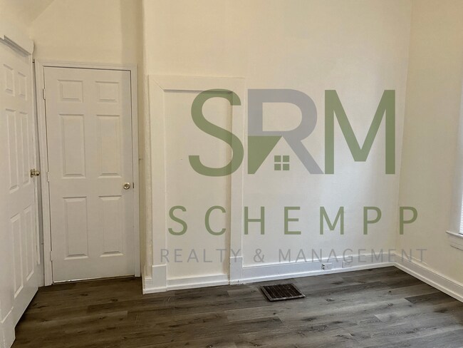 Building Photo - Updated Three Bedroom in West Louisville-Section 8 Accepted