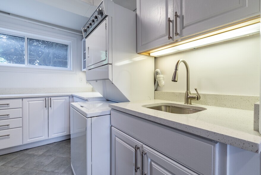 Building Photo - 731 Hibbard Rd